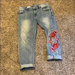 Mom’s fit jeans. Excellent conditions. Size 28R